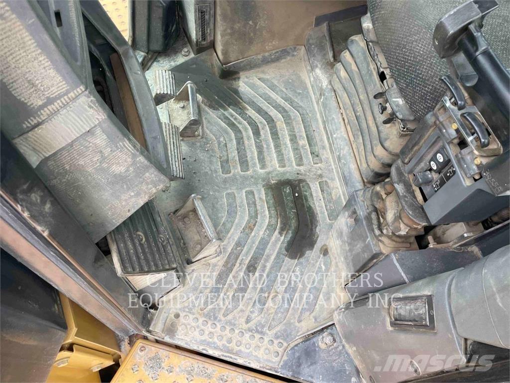 CAT D10T Buldožeri gusjeničari