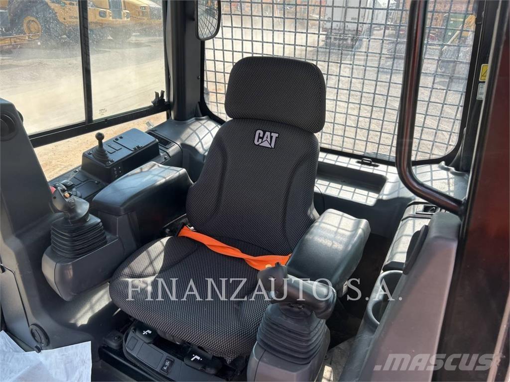 CAT D3 Buldožeri gusjeničari