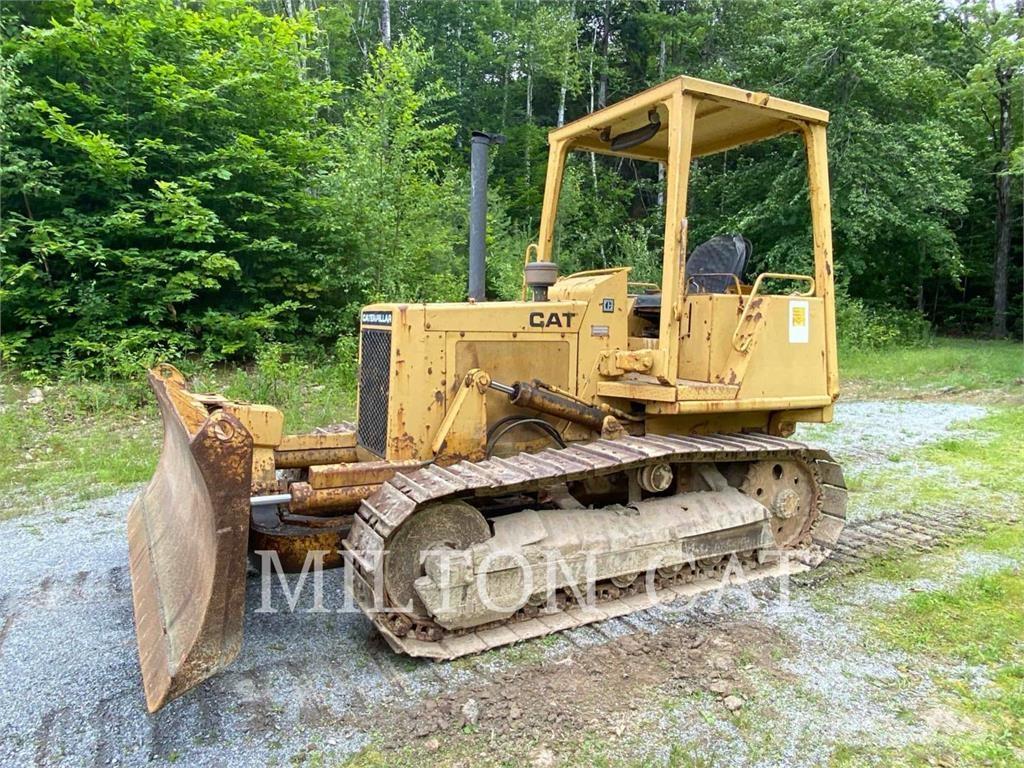 CAT D3B Buldožeri gusjeničari