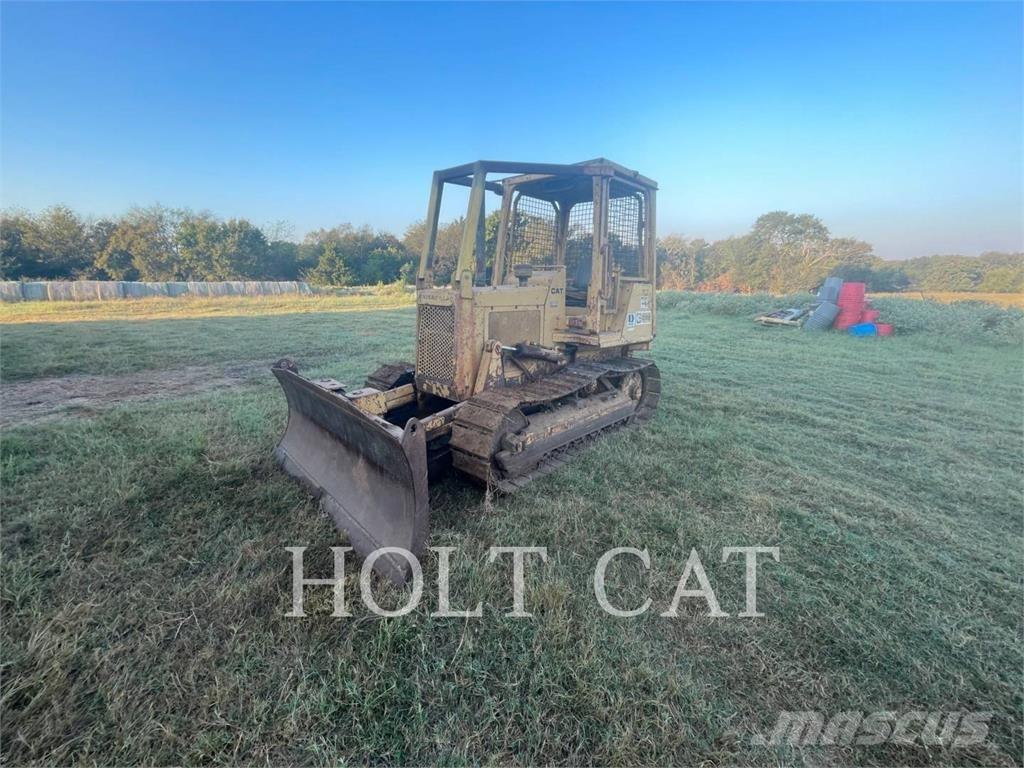 CAT D3B Buldožeri gusjeničari