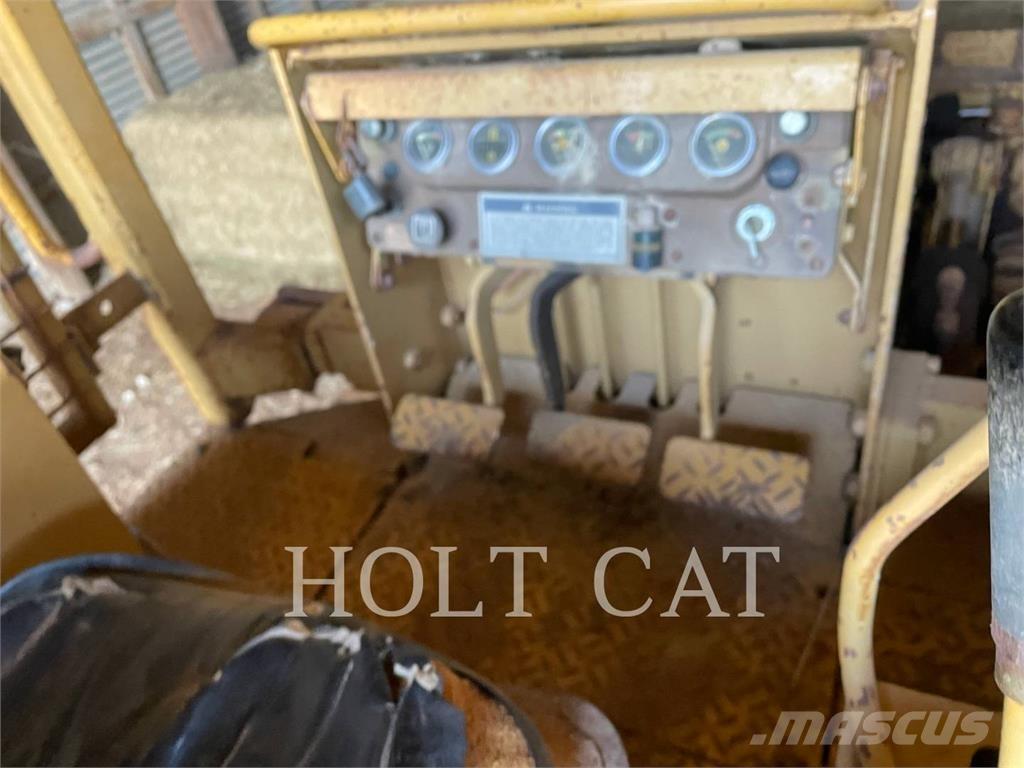 CAT D3B Buldožeri gusjeničari
