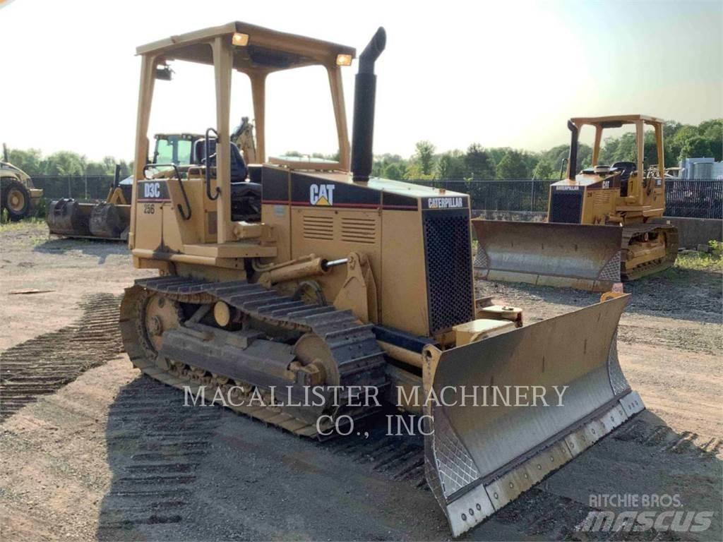 CAT D3CIII Buldožeri gusjeničari