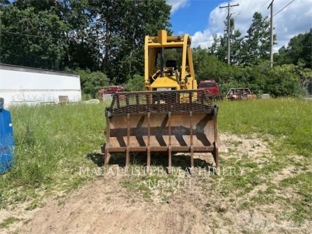 CAT D3GX Buldožeri gusjeničari