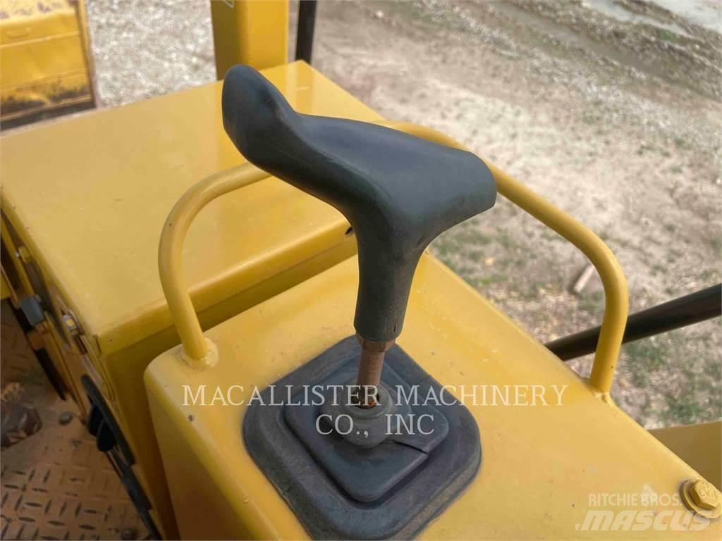 CAT D4C Buldožeri gusjeničari