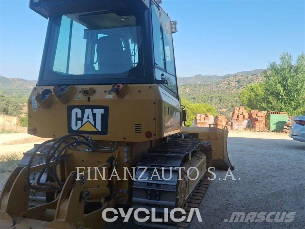 CAT D4K2 Buldožeri gusjeničari