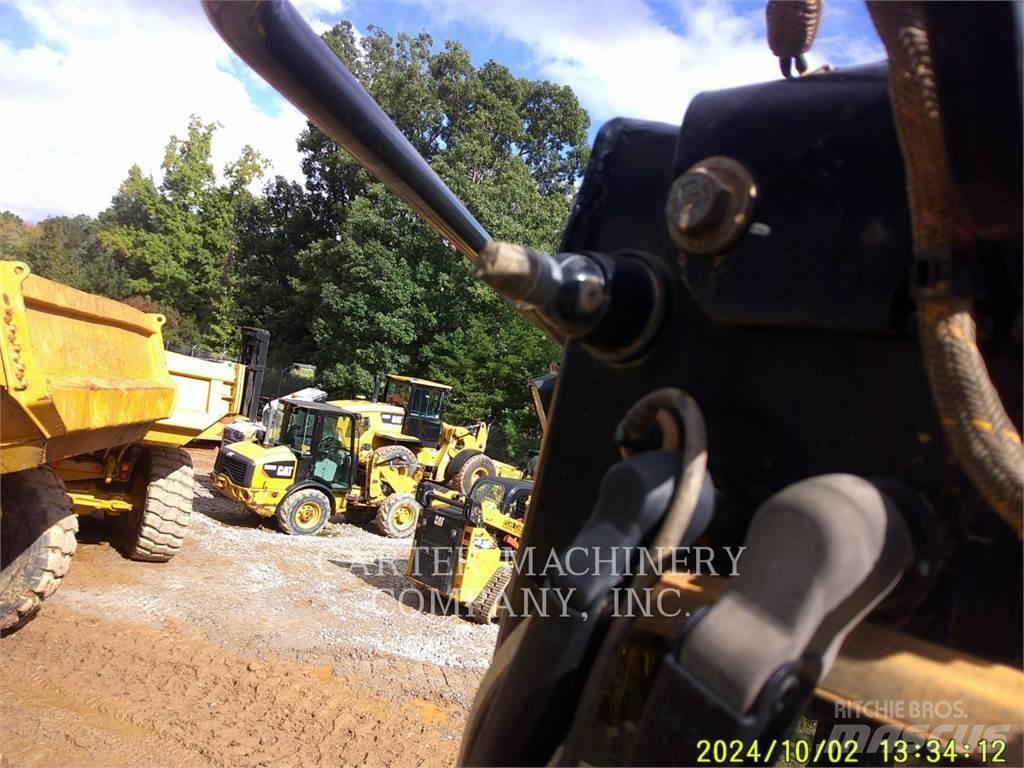 CAT D5 Buldožeri gusjeničari