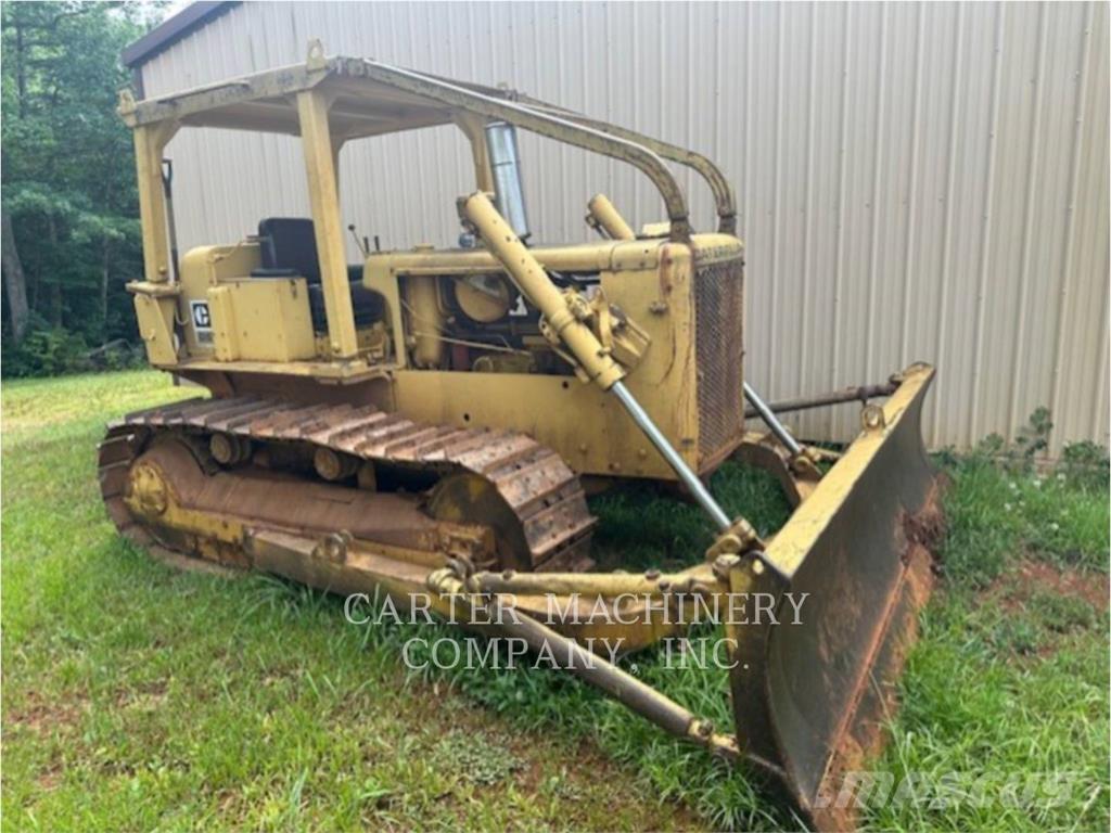 CAT D5 Buldožeri gusjeničari