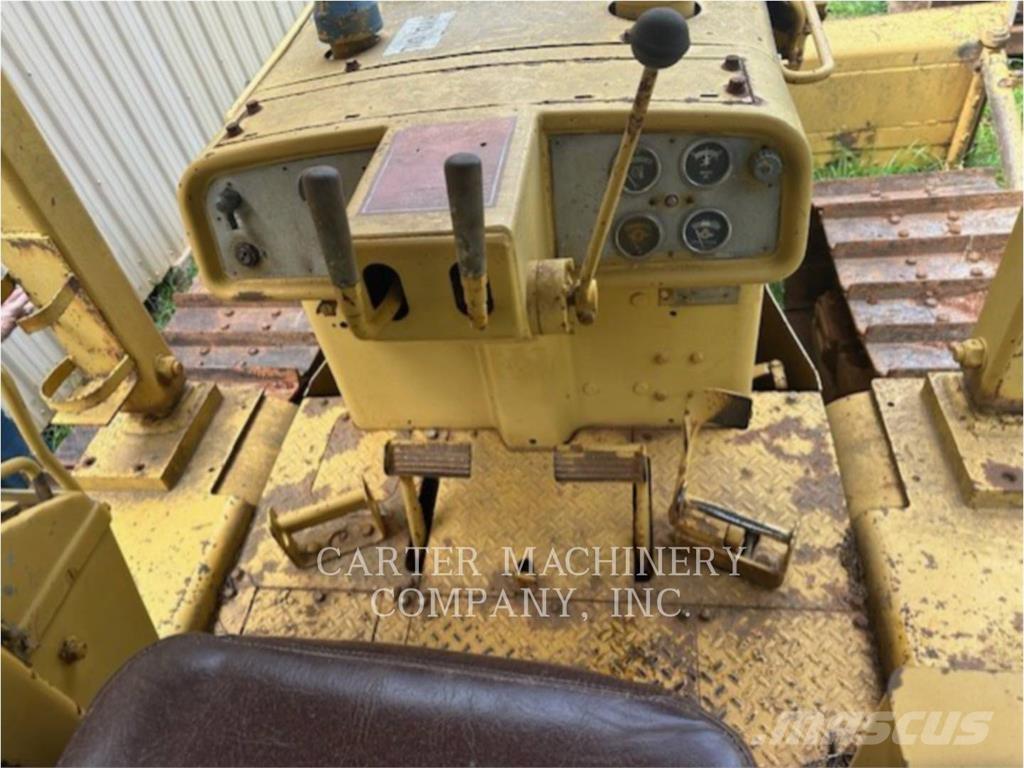 CAT D5 Buldožeri gusjeničari