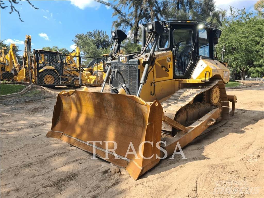 CAT D5 Buldožeri gusjeničari