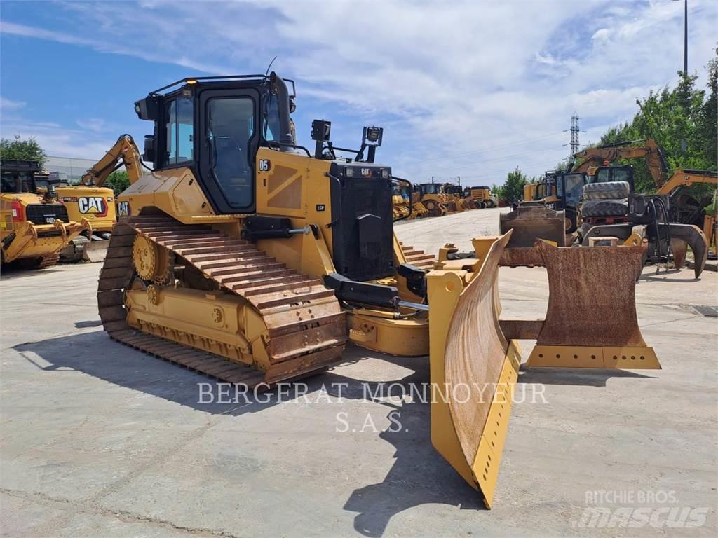 CAT D5 Buldožeri gusjeničari