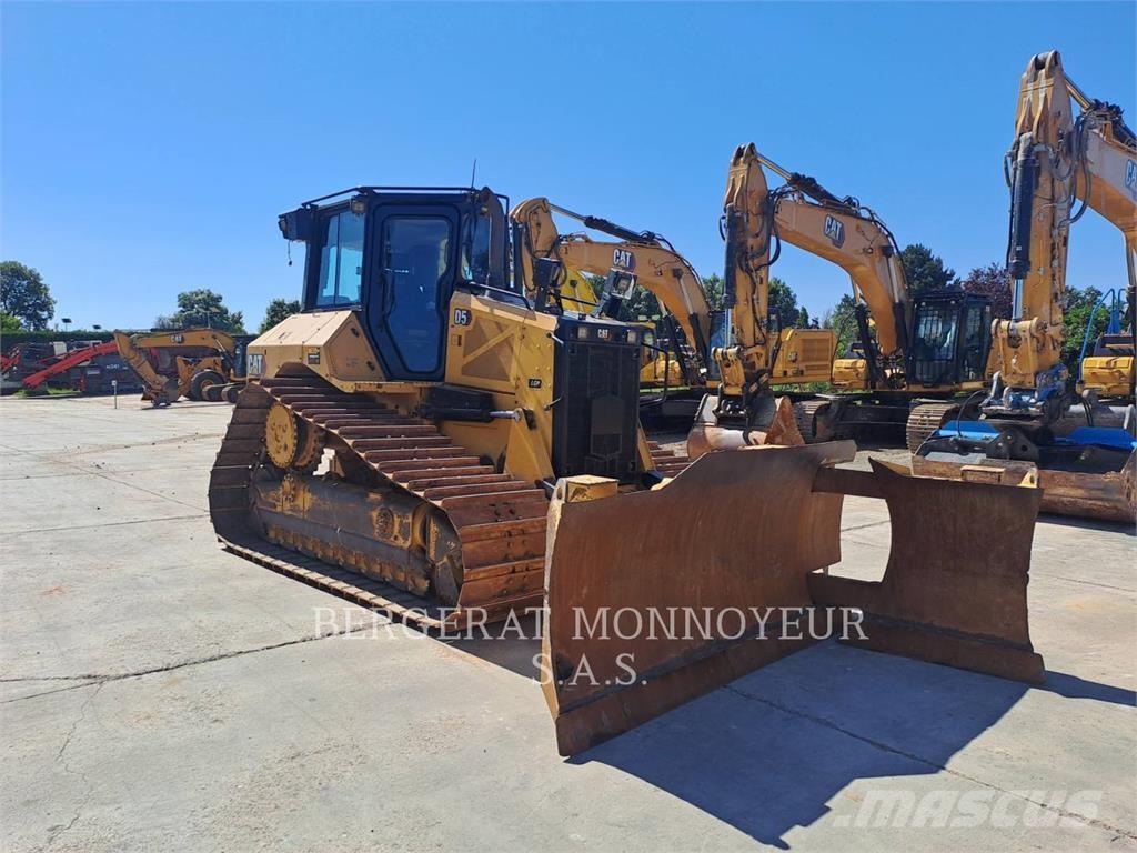 CAT D5 Buldožeri gusjeničari