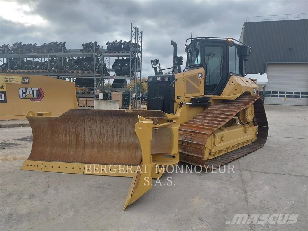 CAT D5 Buldožeri gusjeničari