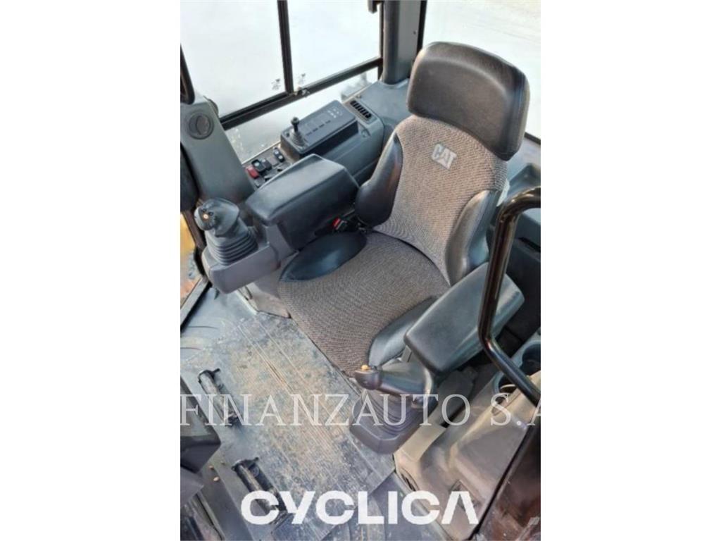 CAT D6K Buldožeri gusjeničari