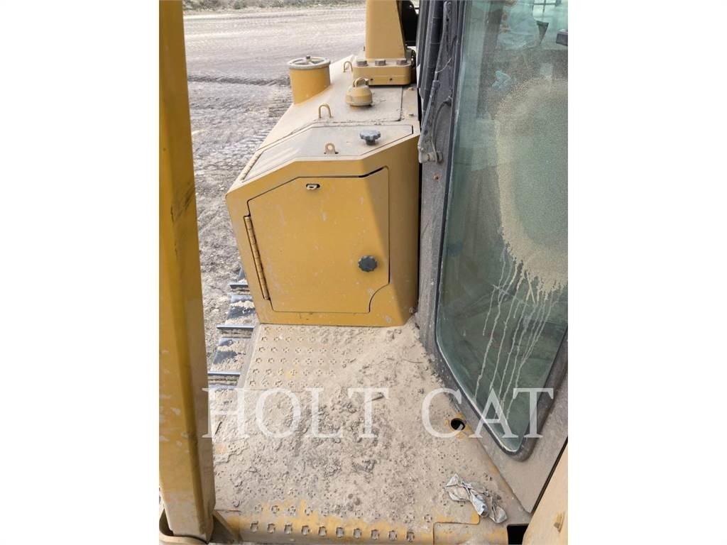 CAT D6T Buldožeri gusjeničari