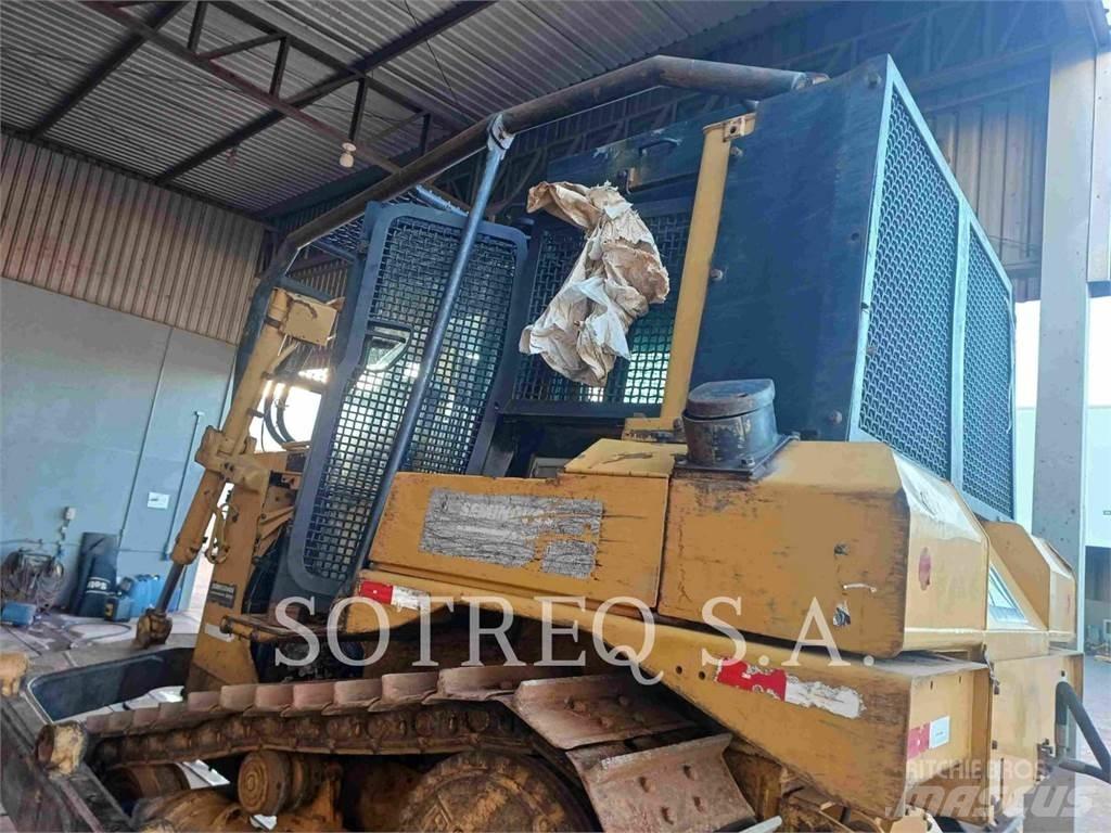 CAT D6T Buldožeri gusjeničari