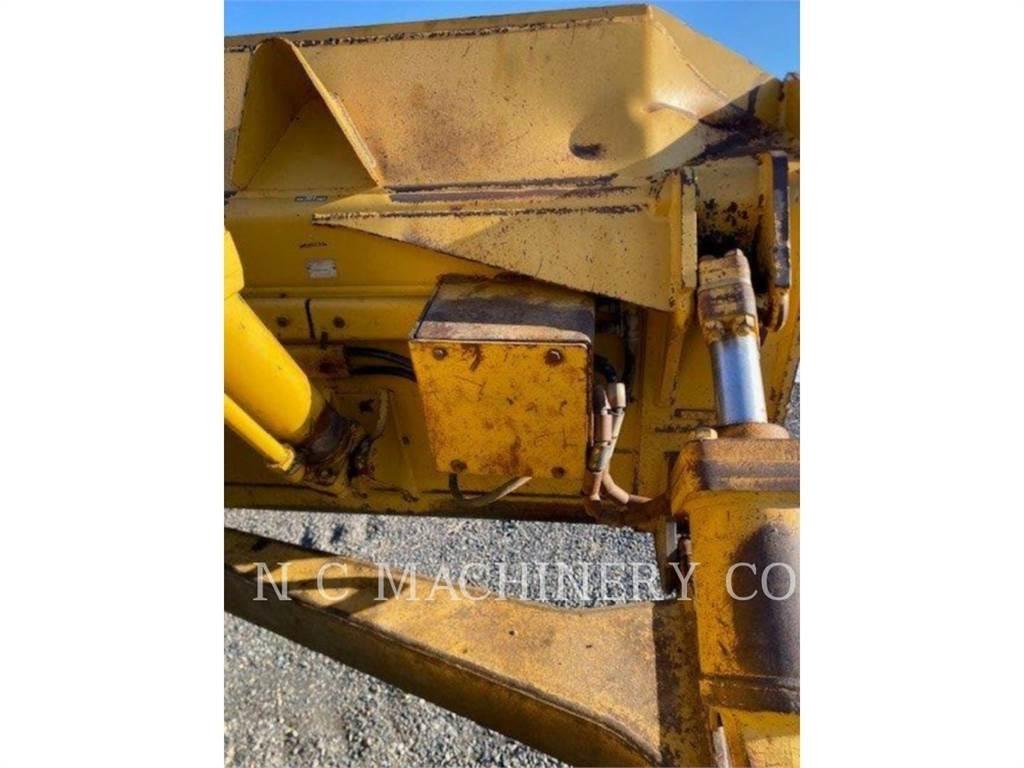 CAT D6T Buldožeri gusjeničari