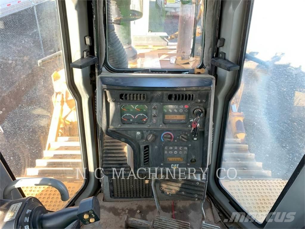 CAT D6T Buldožeri gusjeničari