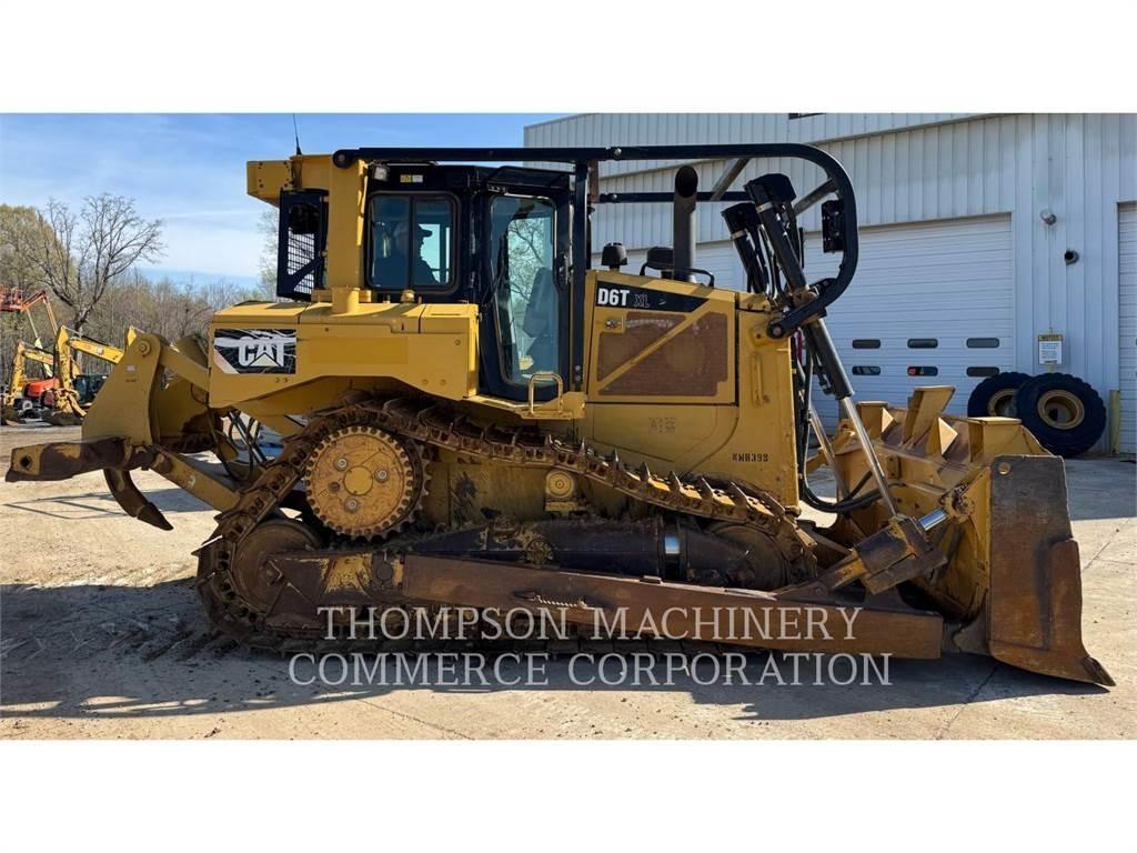 CAT D6T Buldožeri gusjeničari