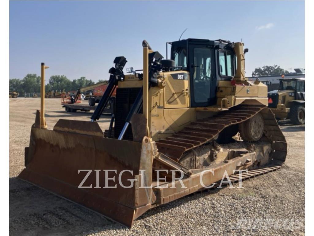 CAT D6T Buldožeri gusjeničari