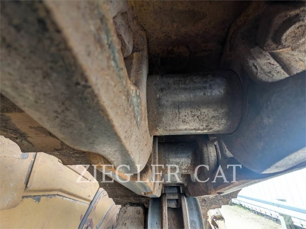 CAT D6T Buldožeri gusjeničari