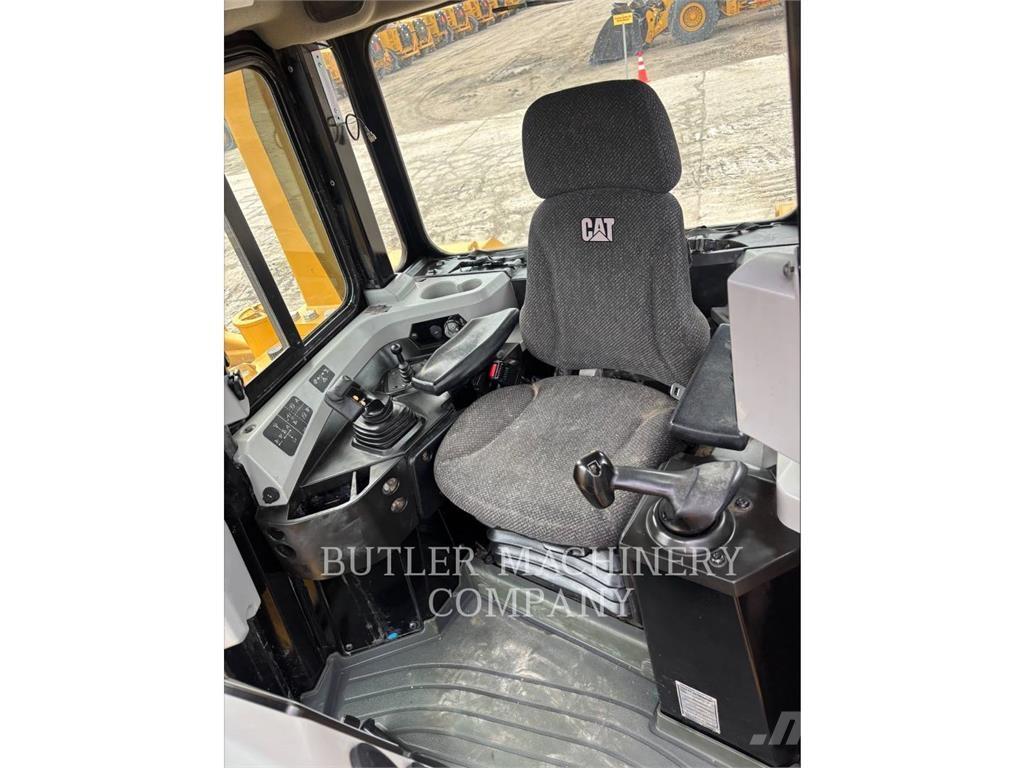 CAT D6T Buldožeri gusjeničari