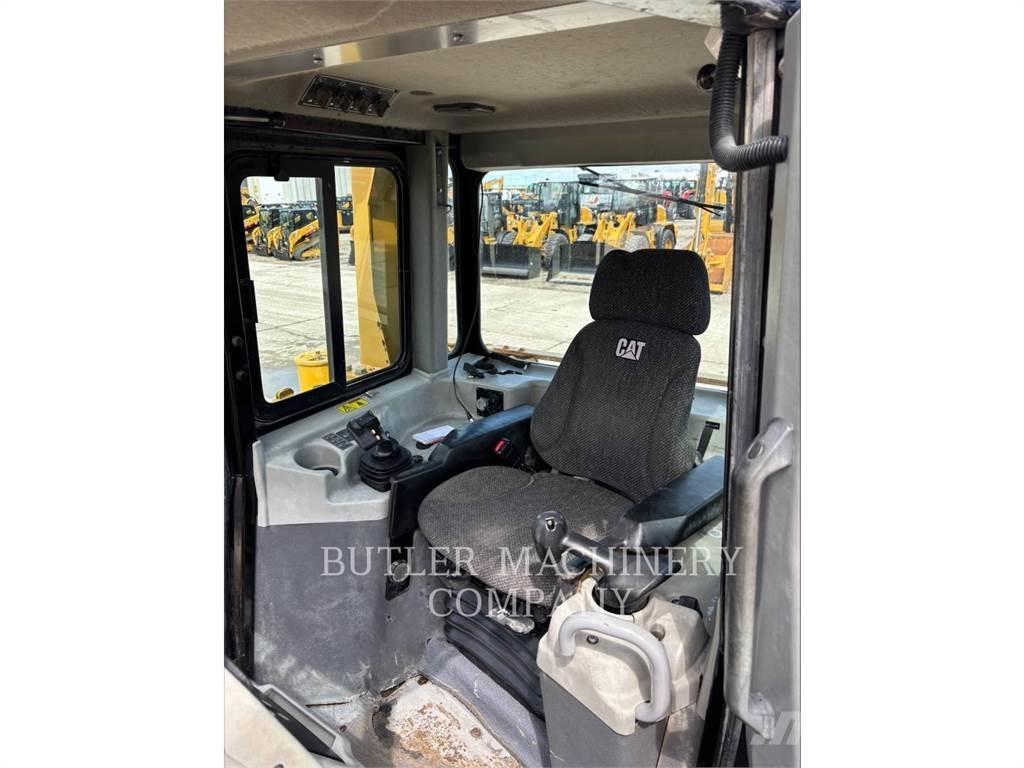 CAT D6T Buldožeri gusjeničari