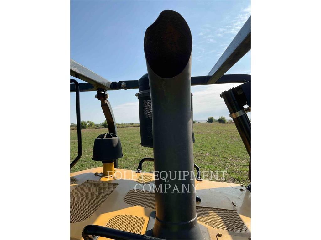 CAT D6T Buldožeri gusjeničari