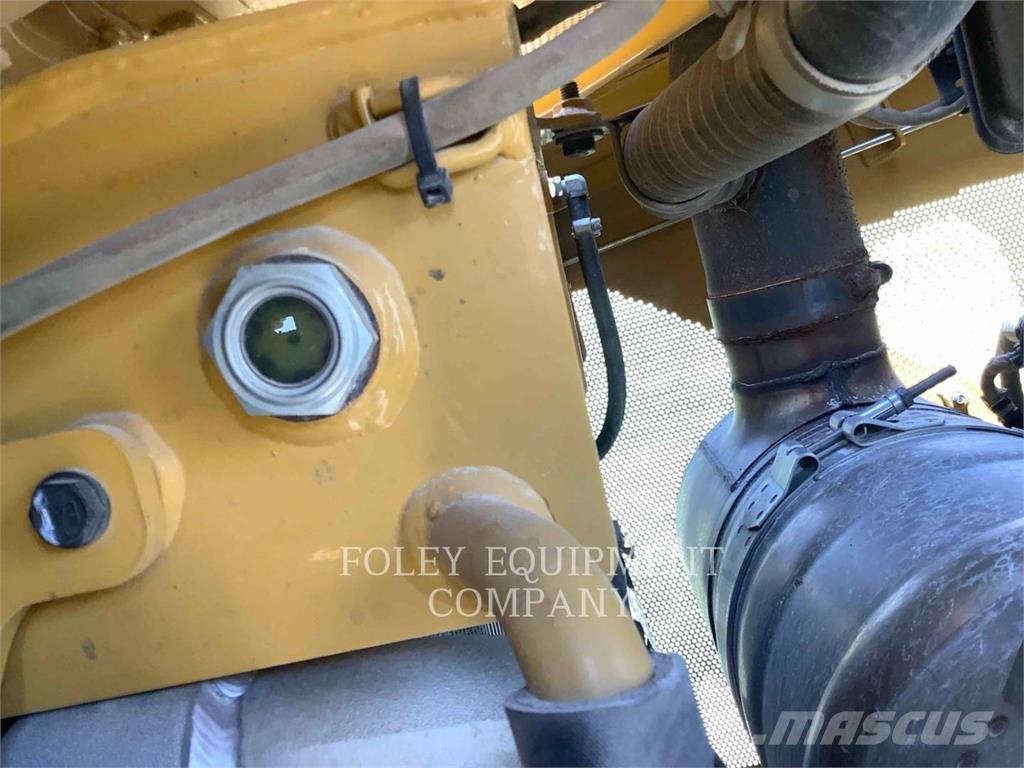 CAT D6T Buldožeri gusjeničari