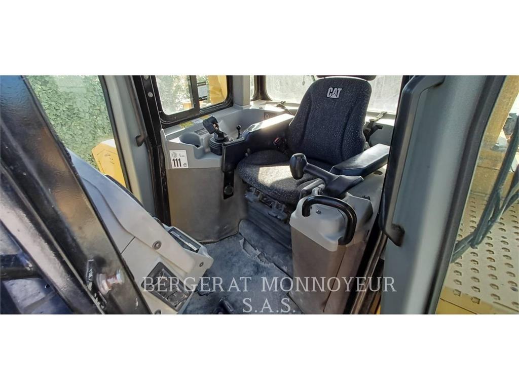 CAT D6T3B XW Buldožeri gusjeničari