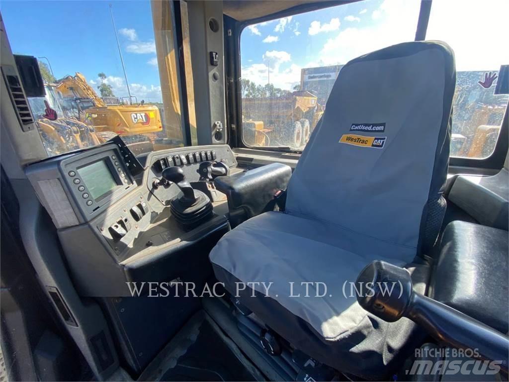 CAT D8T Buldožeri gusjeničari