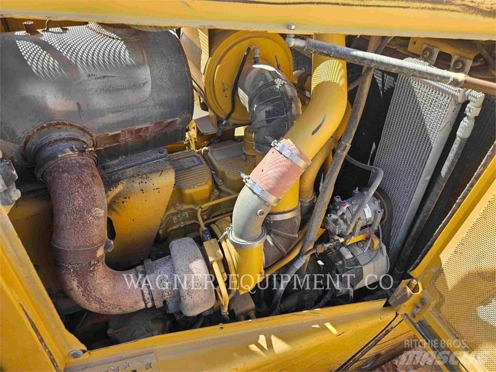 CAT D8T Buldožeri gusjeničari
