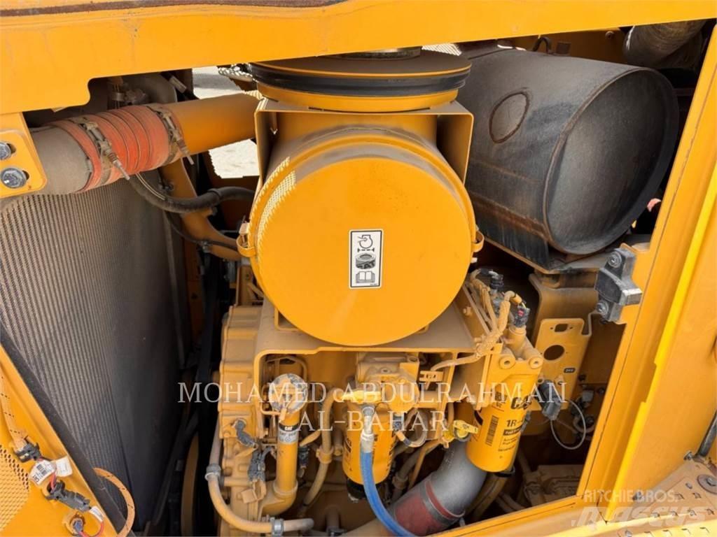 CAT D8T Buldožeri gusjeničari