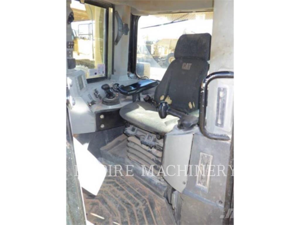 CAT D8T Buldožeri gusjeničari