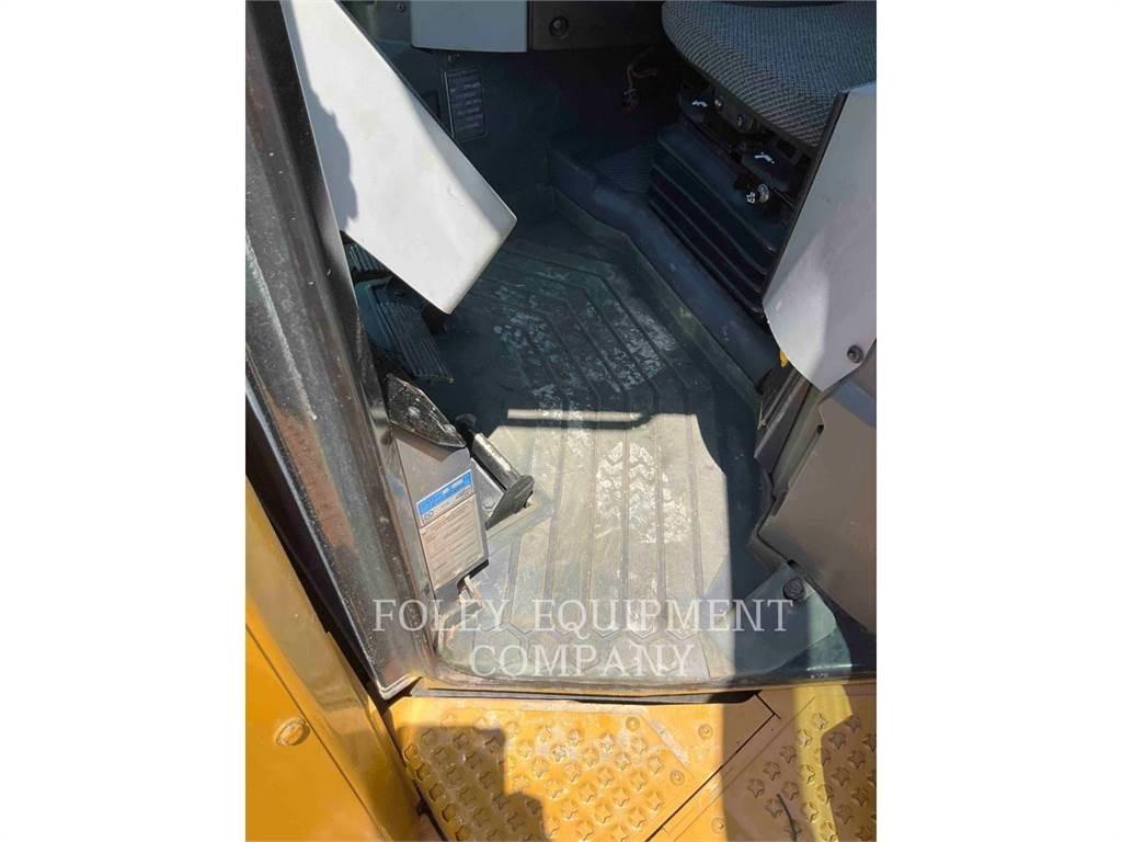 CAT D8T Buldožeri gusjeničari