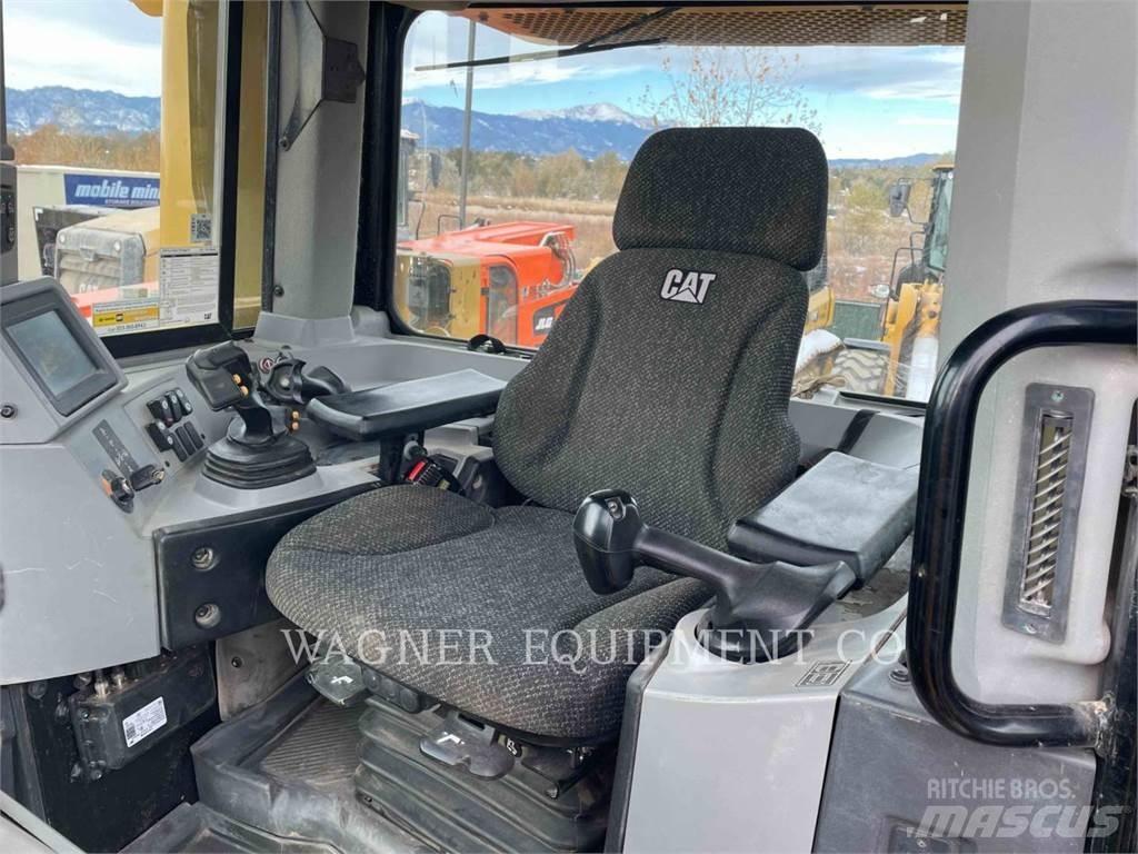 CAT D8T Buldožeri gusjeničari