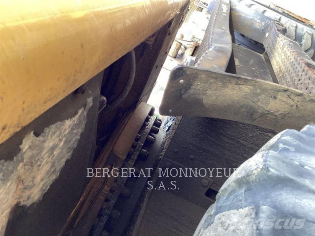 CAT M316D Bageri na kotačima