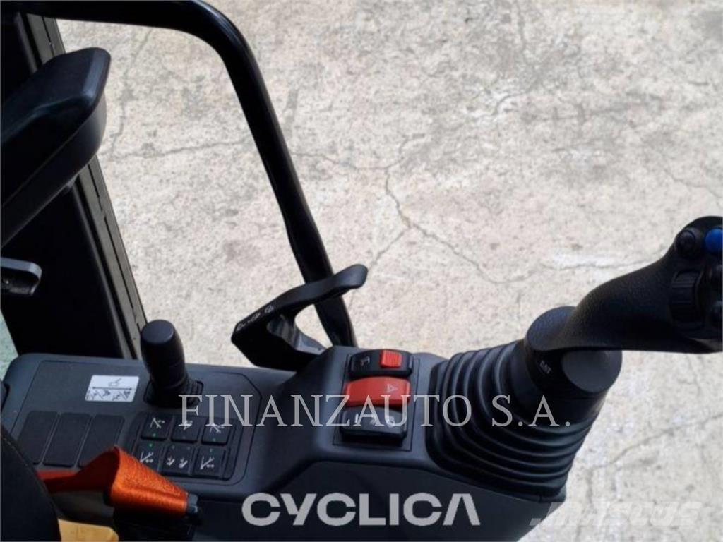 CAT M318 Bageri na kotačima