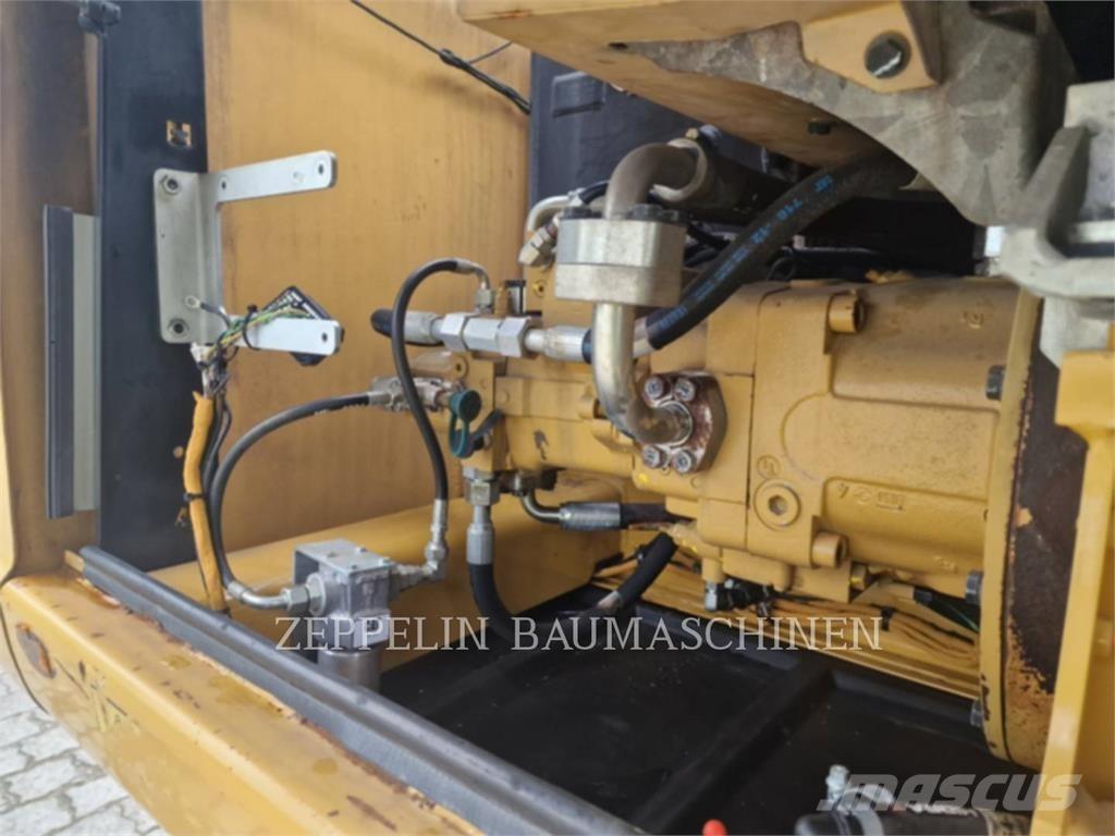 CAT M318D Bageri na kotačima