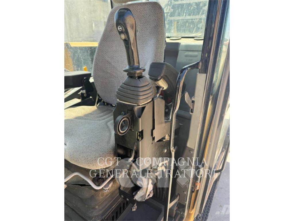 CAT MH3024 Bageri na kotačima