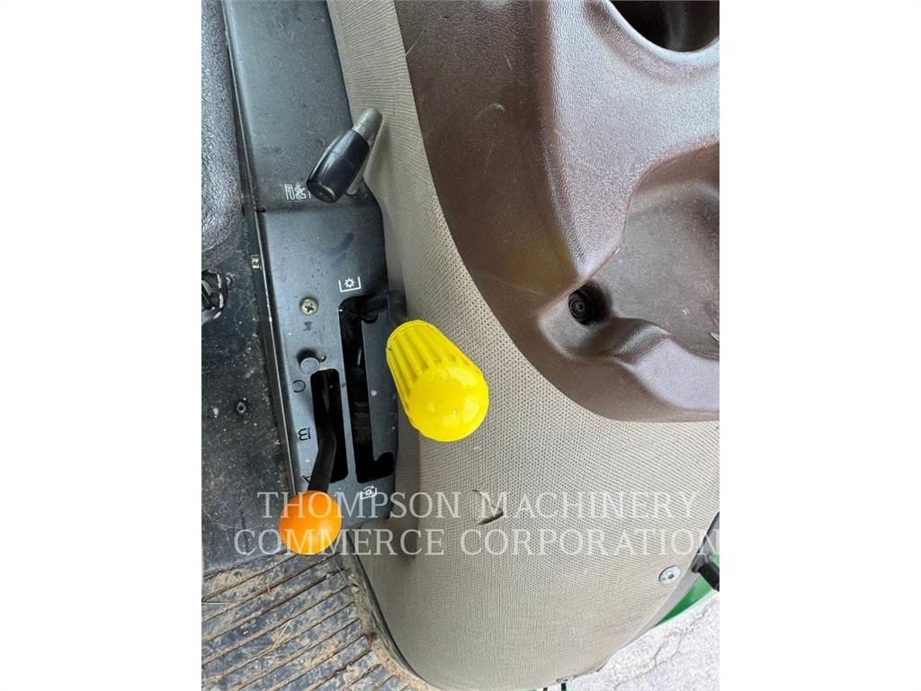John Deere 6115D Traktori