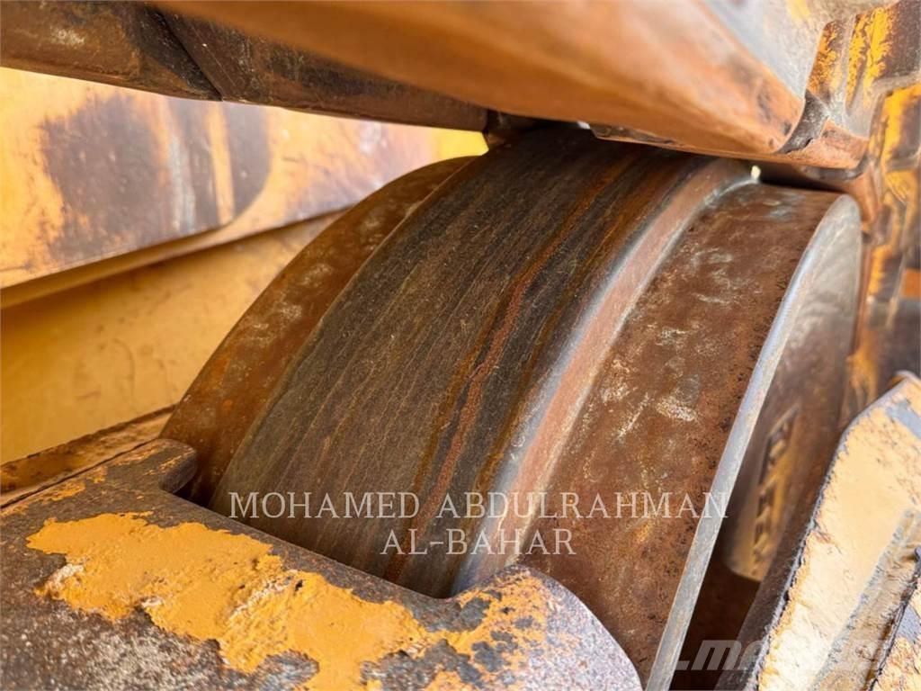 SEM MACHINERY SEM832 Buldožeri gusjeničari