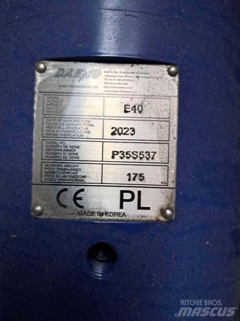 Daemo E40 with CW05 Čekići
