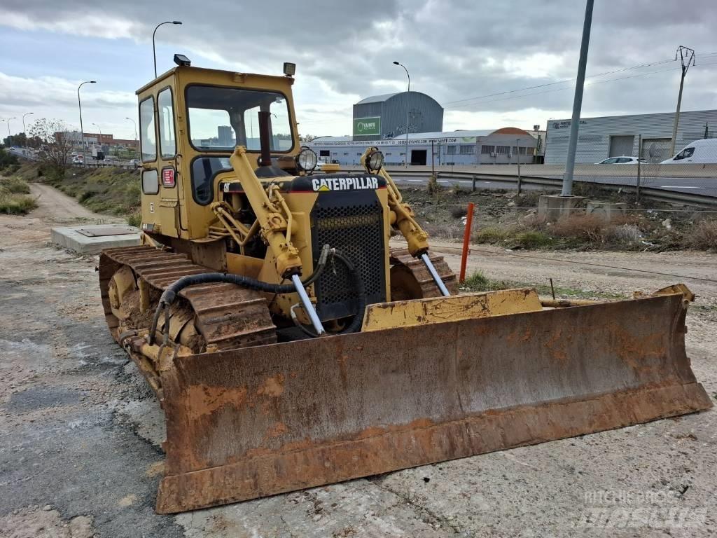 CAT D 4 D Buldožeri gusjeničari