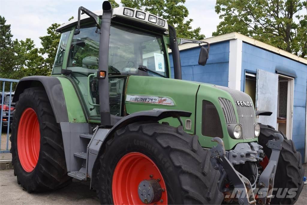 Fendt 712 Vario Traktori