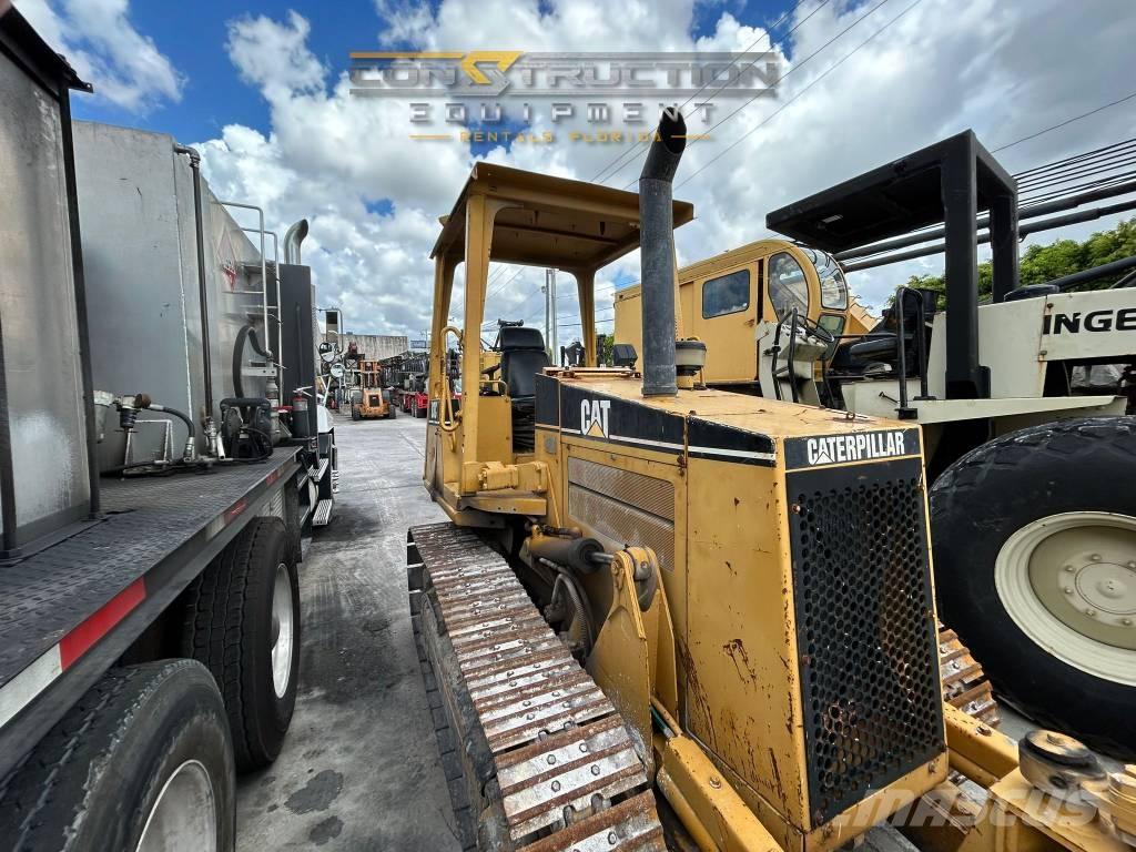 CAT D 3 C III Buldožeri gusjeničari