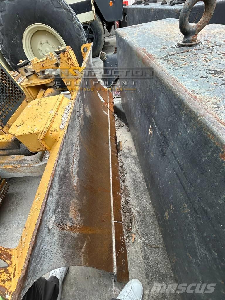 CAT D 3 C III Buldožeri gusjeničari