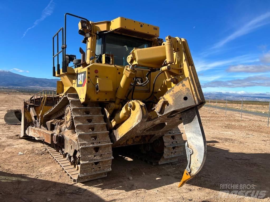 CAT D 8 T Buldožeri gusjeničari