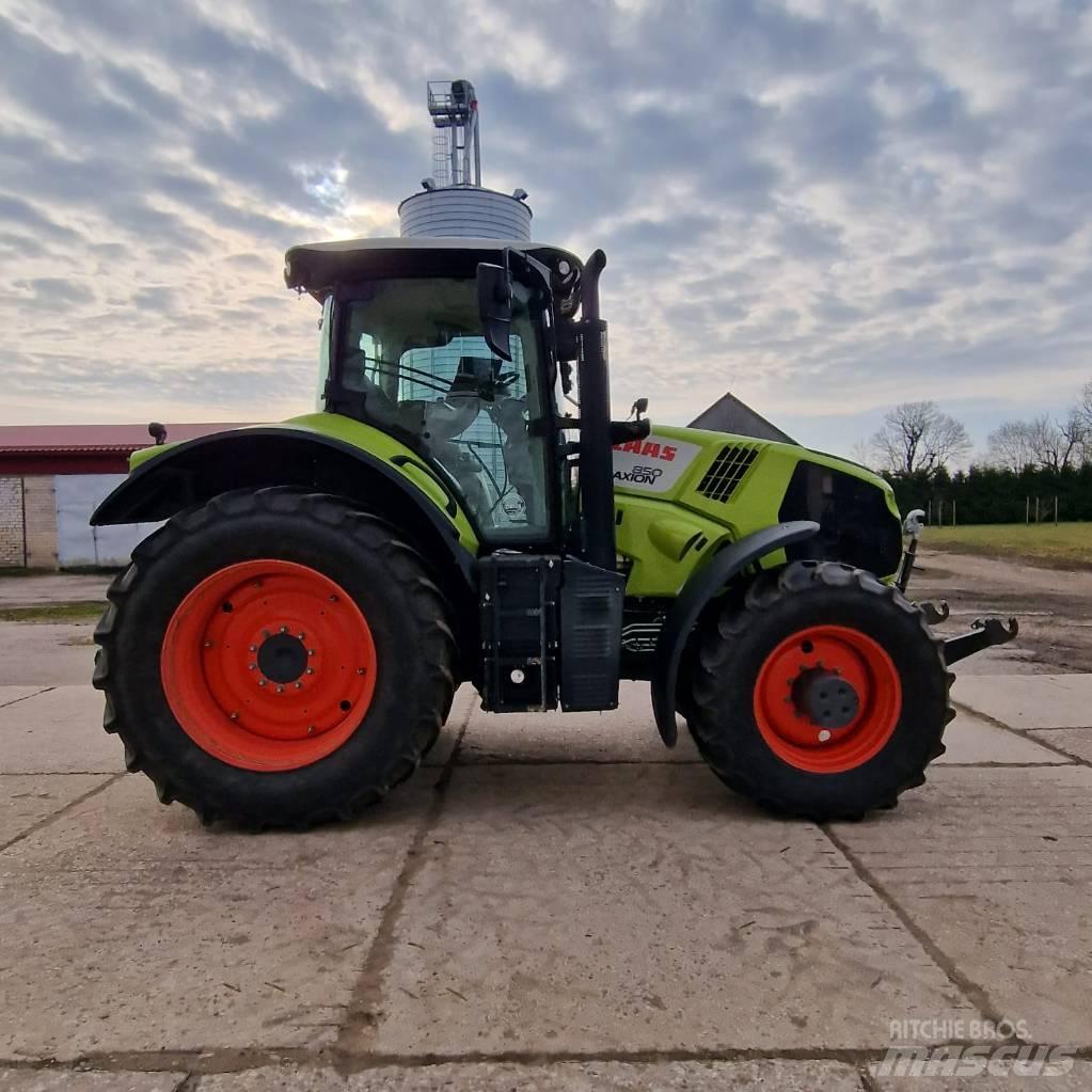 CLAAS Axion 850 Traktori