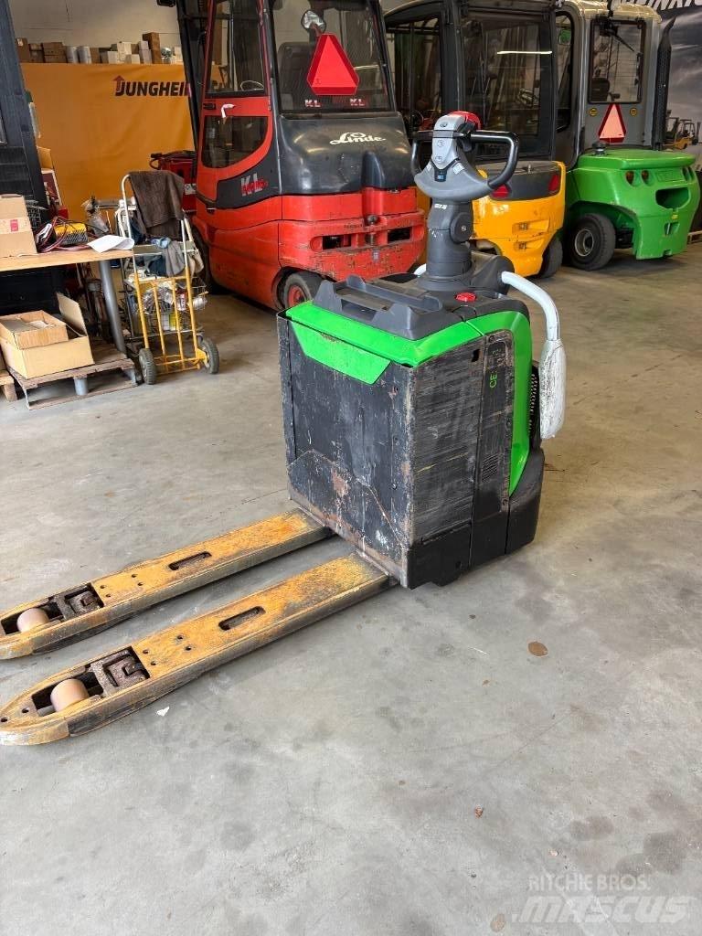 Cesab P 320 Nisko podizni električni viličar sa platformu