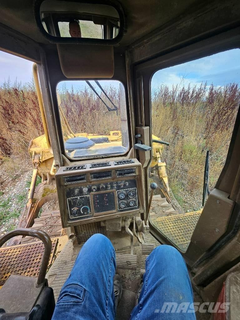 CAT D6h Buldožeri gusjeničari